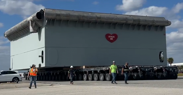 SpaceX разворачивает новый комплекс для запусков Starship: на площадку доставили стартовый стол Orbital Launch Mount